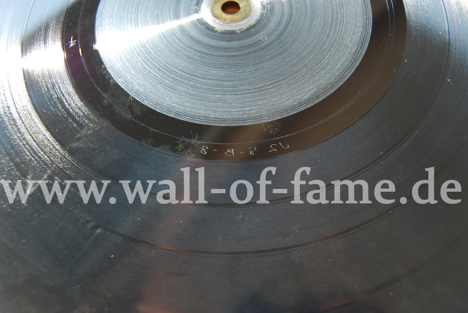 7001006w-1_u2_achtung_baby_metal_mutter