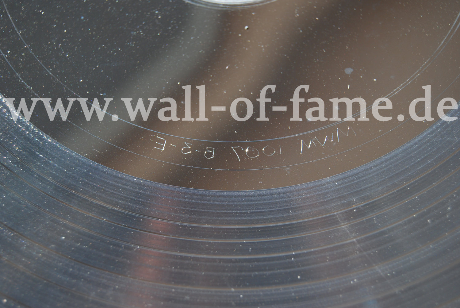 7001006w-2_u2_achtung_baby_metal_mutter