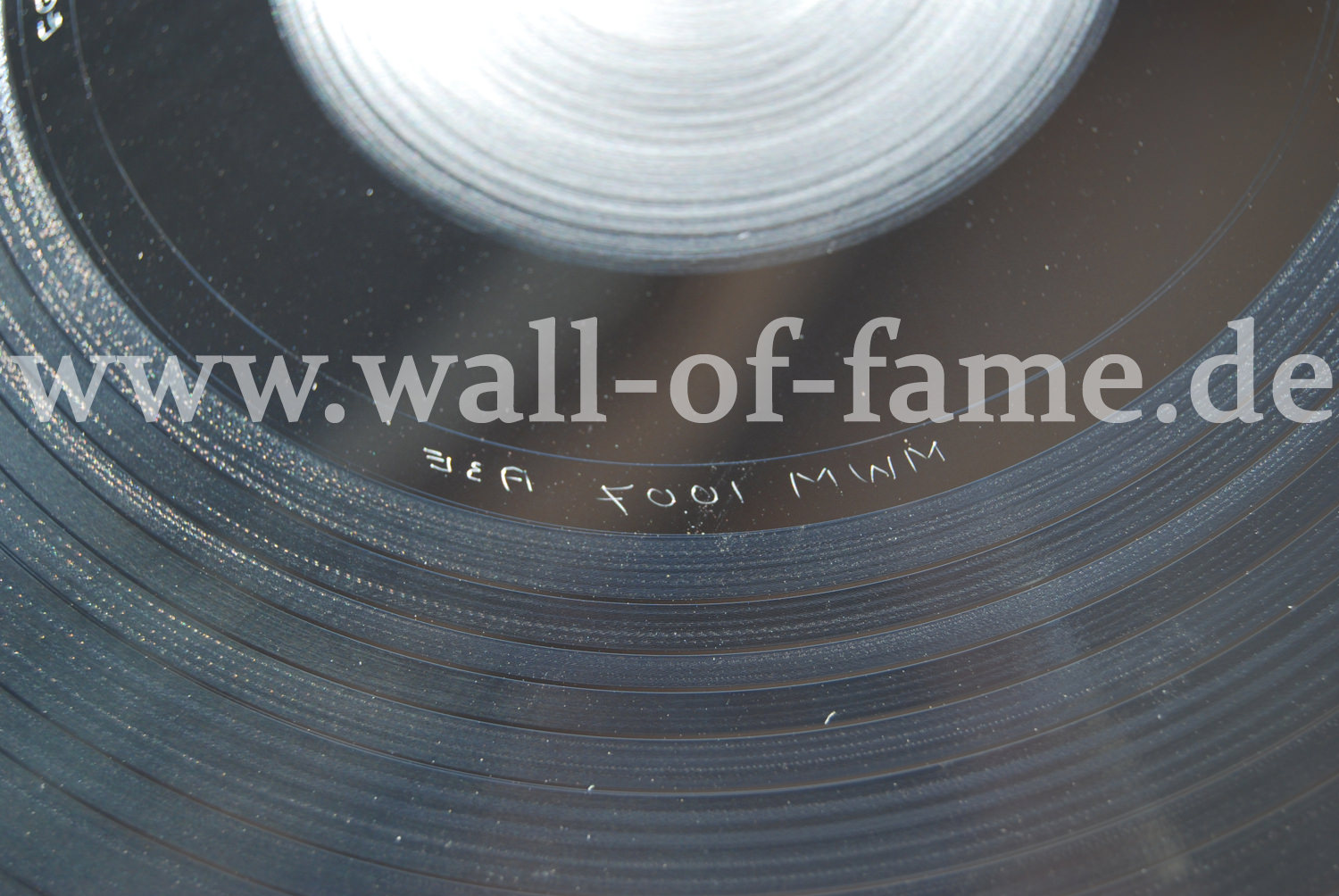 7001006w-3_u2_achtung_baby_metal_mutter